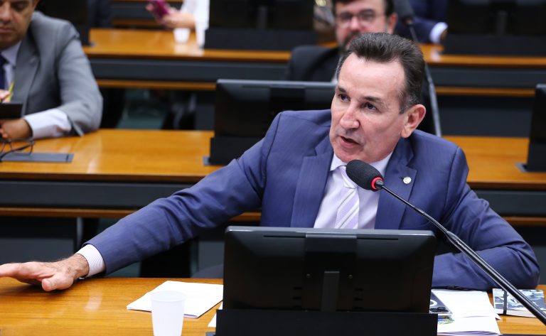 Deputado Jorge Goetten fala ao microfone