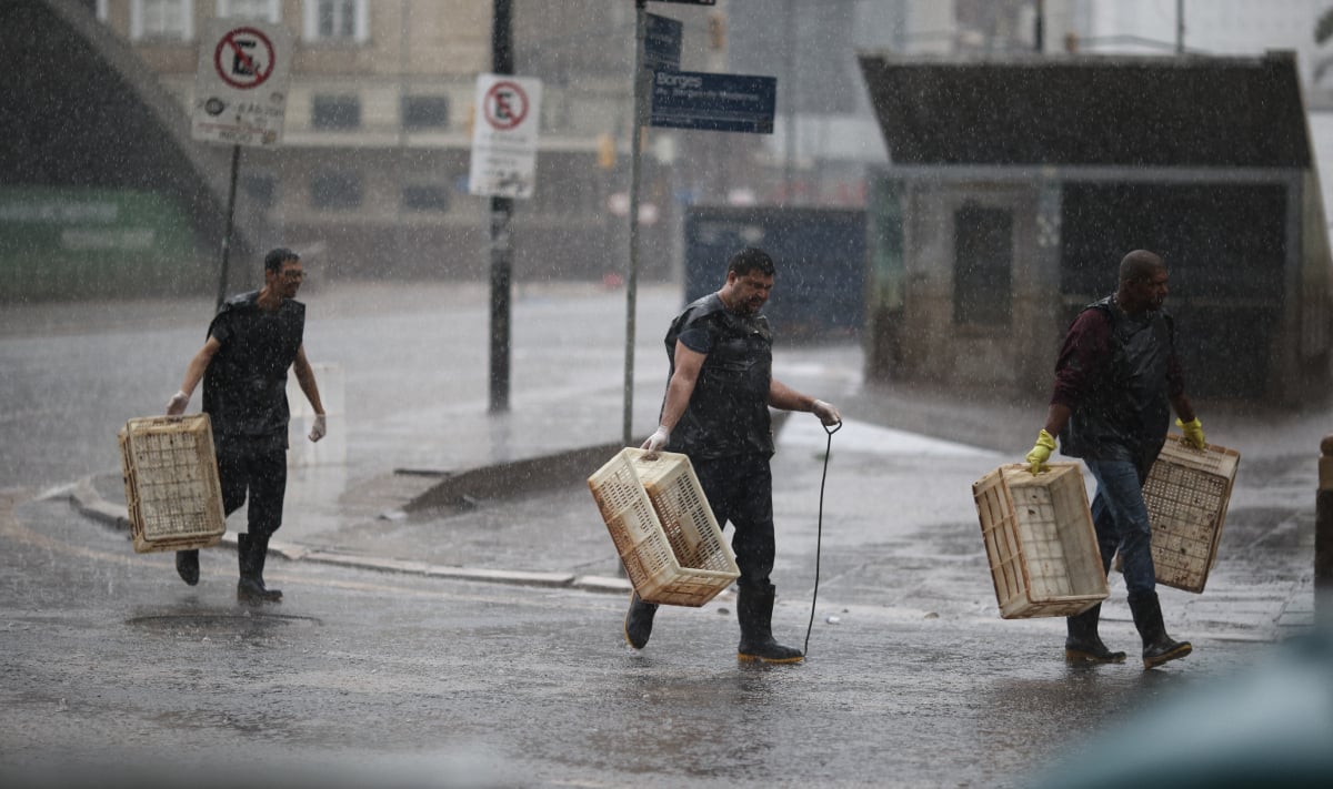 Água sobe pelos bueiros e volta a inundar áreas de Porto Alegre em dia de forte chuva – Sociedade – CartaCapital