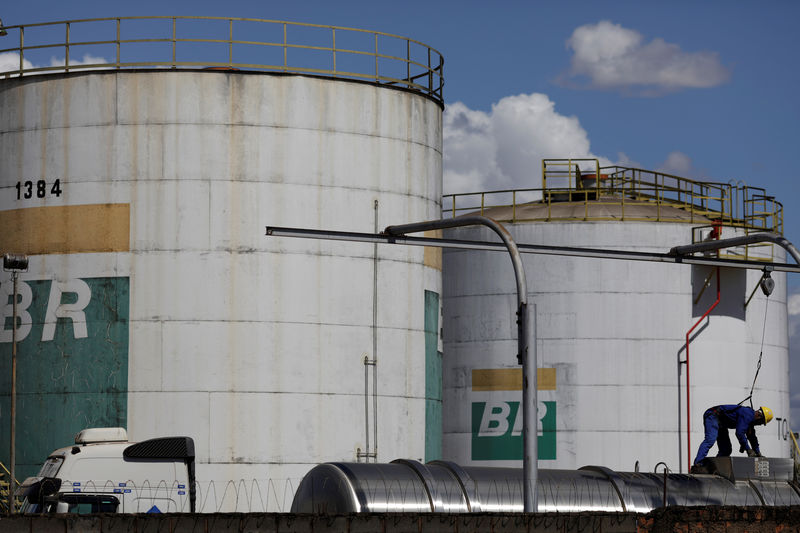 &copy; Reuters Apesar de recuo da Petrobras, Ibovespa tem leve alta de 0,28%, aos 128,5 mil