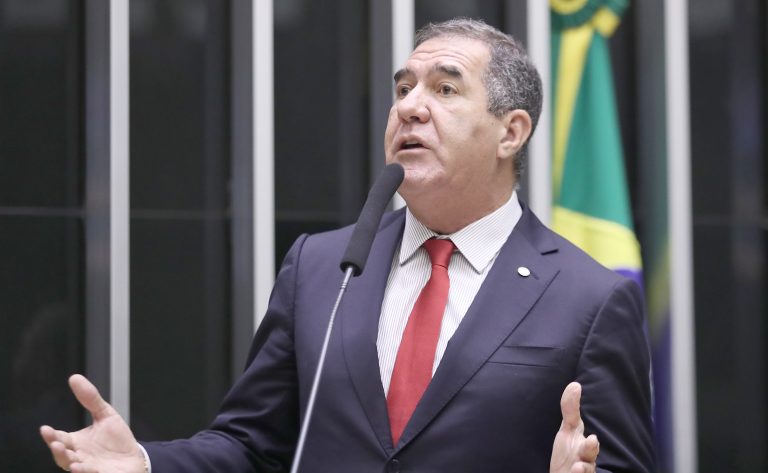 Deputado Luiz Gastão fala ao microfone