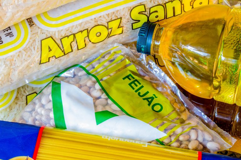 Pacotes de arroz, feijão, macarrão e óleo