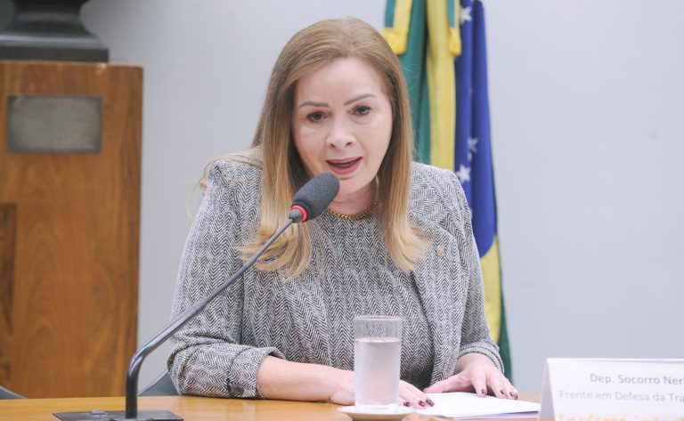 Deputada Socorro Neri fala ao microfone