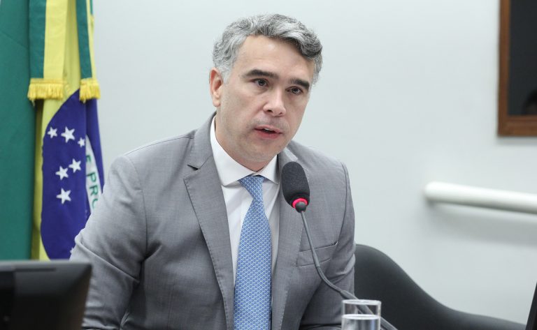 Deputado Rafael Brito fala ao microfone