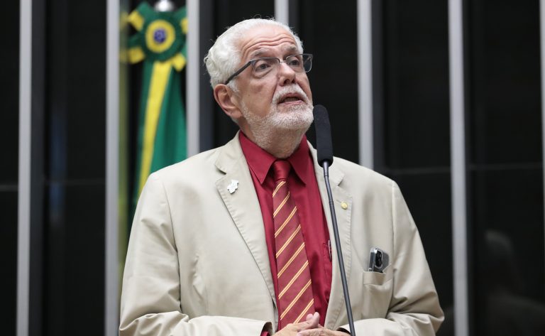 Deputado Jorge Solla fala ao microfone