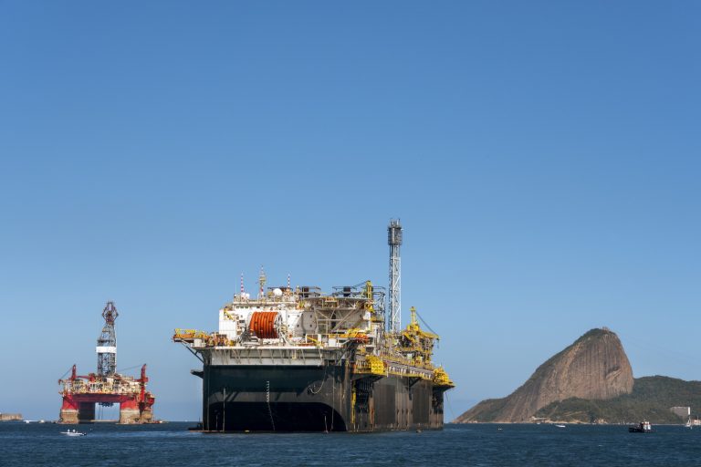 Plataforma de petróleo ancorada na Baía de Guanabara (RJ)
