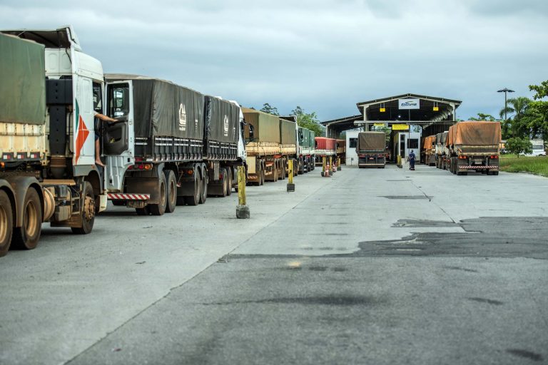 Fila de caminhões chegando no Porto de Paranaguá, no Paraná