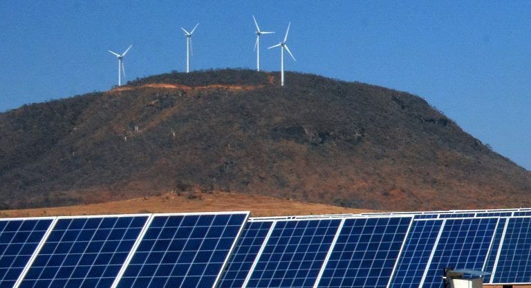 Parque eólico e painéis solares na Bahia