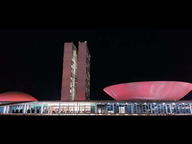 Congresso ganha iluminação na cor vermelha em apoio ao Dia Internacional da Dignidade Menstrual - Notícias