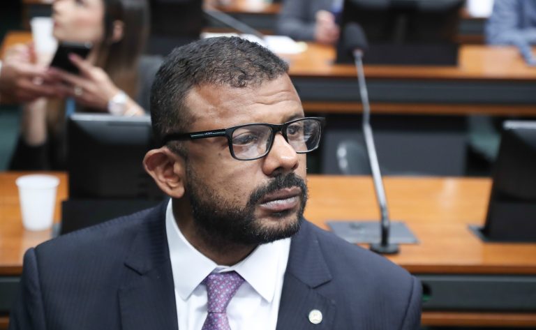 Deputado Delegado da Cunha fala ao microfone