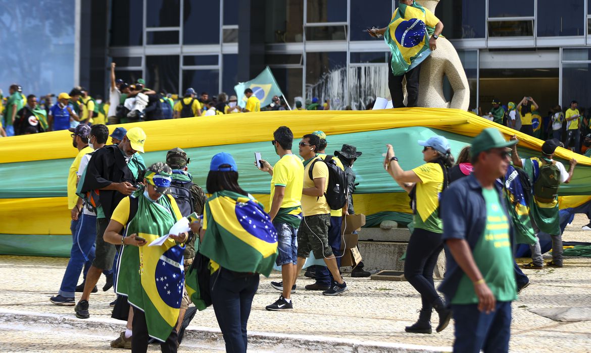 Dez condenados e suspeitos pelo 8 de Janeiro quebraram tornozeleiras e fugiram do País, diz site – CartaExpressa – CartaCapital