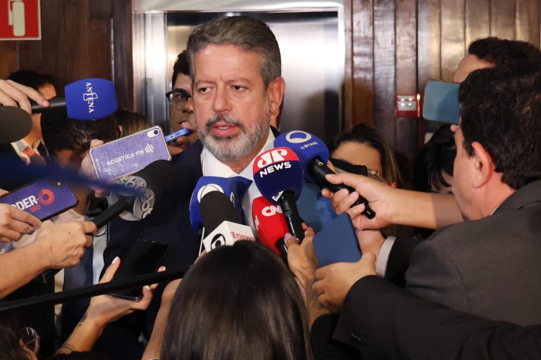 Deputado Arthur Lira fala ao microfone