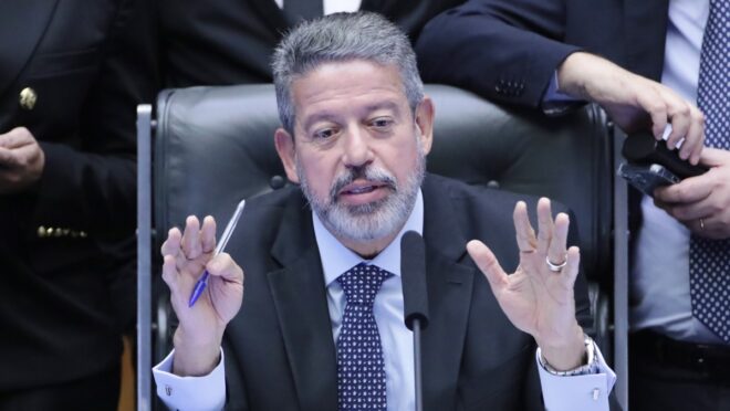 Lira e entidades comemoram taxação das compras estrangeiras até US$ 50 e governo silencia