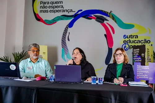 Professores estaduais do Paraná aprovam greve para