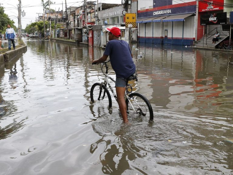 Cidades - catástrofe - enchente - Moradores e comerciantes da comunidade de Rio das Pedras, zona oeste da cidade, sofrem com alagamentos devido às chuvas intensas que causaram estragos em vários pontos do Estado do Rio de Janeiro.