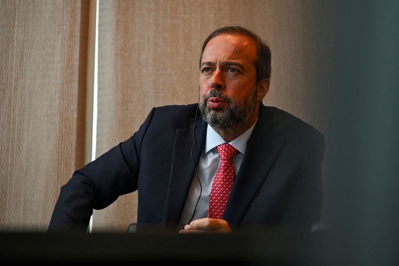 &copy; Reuters Silveira propõe limite de dividendos em fornecedoras de energia