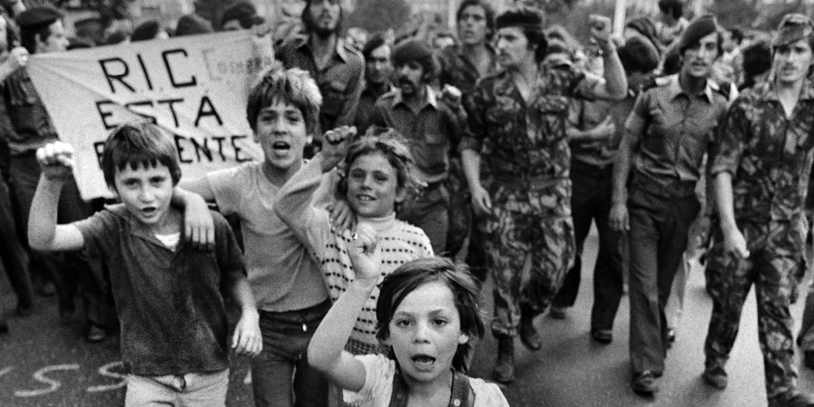Exposição mostra olhar de Sebastião Salgado sobre Revolução dos Cravos