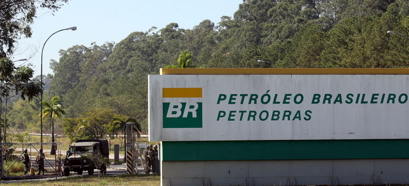 &copy; Reuters.  Alta do dólar volta a pressionar defasagem da Petrobras