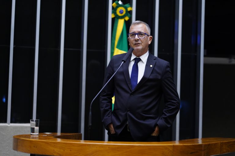 Deputado Bebeto fala ao microfone