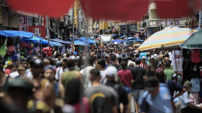 Brasileiro trabalha cinco meses por ano para sustentar o Estado; carga dobrou em meio século