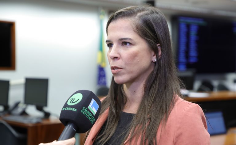 Audiência Pública - Transferência das operações das loterias federais para subsidiária. Diretora-Presidente - Caixa Loterias - CEF, Lucíola Aor Vasconcelos.