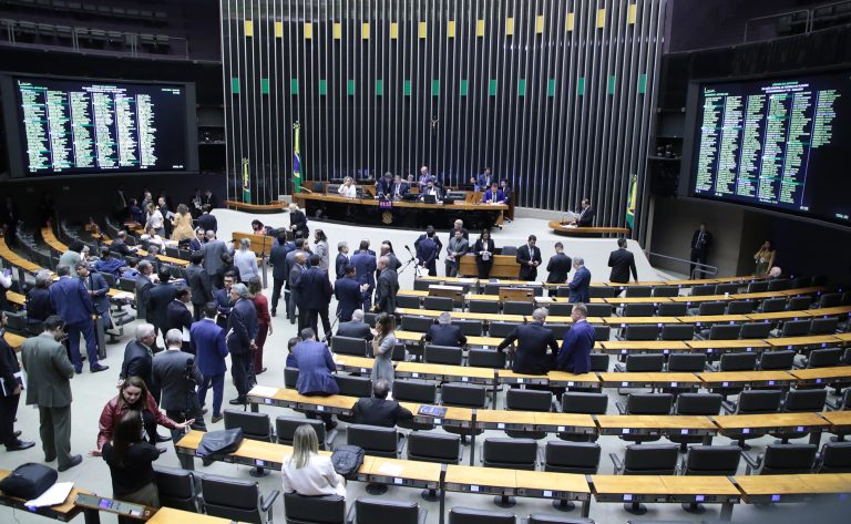 Discussão e votação de propostas.