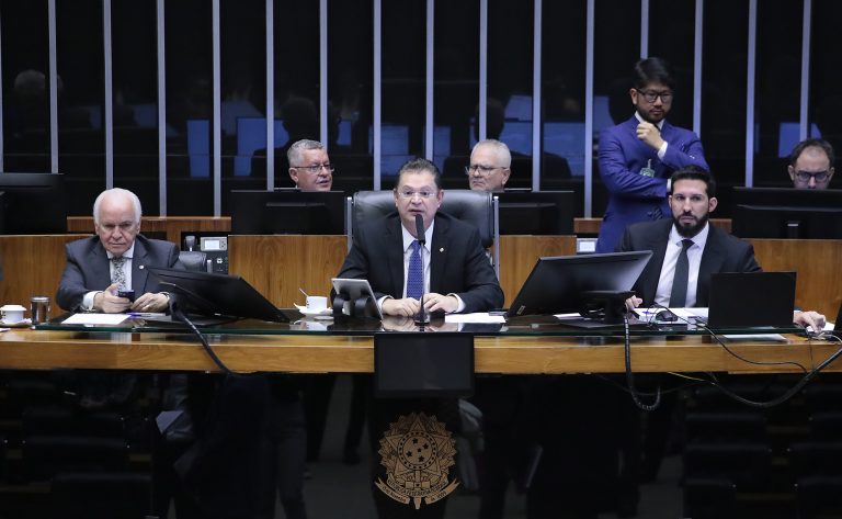 Discussão e votação de propostas. Dep. Gilberto Nascimento (PSD-SP) e Dep. Sóstenes Cavalcante (PL-RJ)