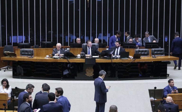 Discussão e votação de propostas. Dep. Gilberto Nascimento (PSD-SP) e Dep. Sóstenes Cavalcante (PL-RJ)