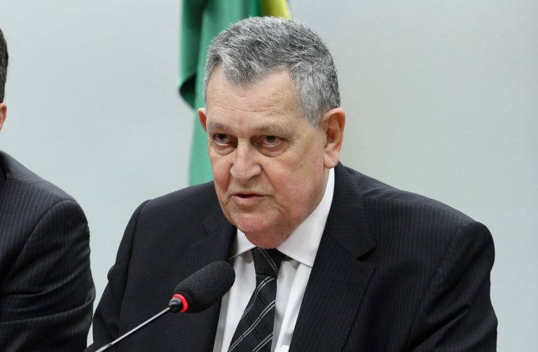 Câmara aprova homenagem ao ex-deputado Arnaldo Faria de Sá, que passa a dar nome a espaço - Notícias