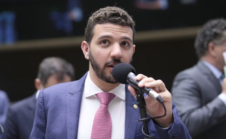 Deputado Neto Carletto fala ao microfone