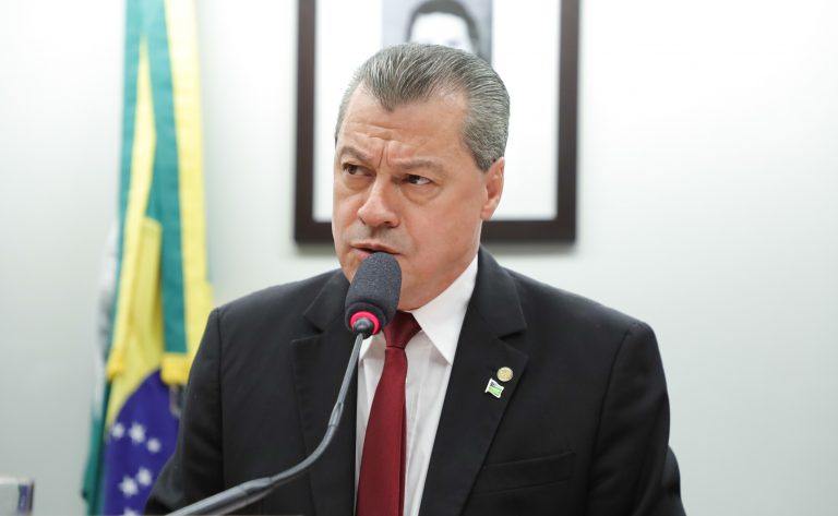 Deputado Daniel Agrobom fala ao microfone