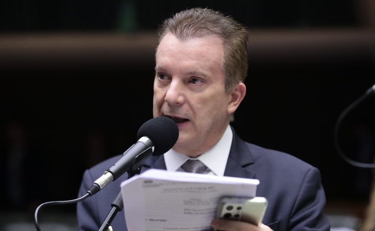 Deputado Celso Russomanno fala ao microfone