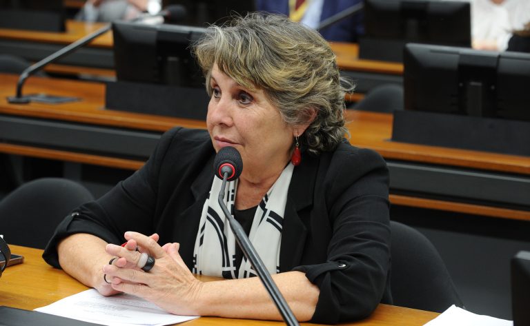 Deputada Erika Kokay a fala ao microfone