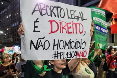 'Criança não é mãe, estuprador não é pai':