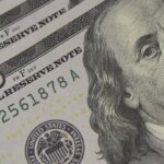 Dólar cai para R$ 5,56 à espera de pacote fiscal