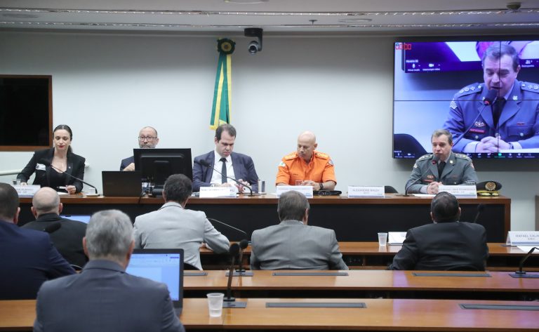 Audiência Pública - Normas de segurança para recarga de veículos elétricos. Dep. Aureo Ribeiro (SOLIDARIEDADE - RJ); Chefe do Departamento de Segurança Contra Incêndios e Pânico do Corpo de Bombeiros Militar do Distrito Federal - CBMDF, Domingos Márcio Ferreira da Silva e Chefe do Departamento de Segurança e Prevenção Contra Incêndios (DSPCI) do Corpo de Bombeiros da Polícia Militar do Estado de São Paulo (CBPMESP), Max Alexandre Schroeder