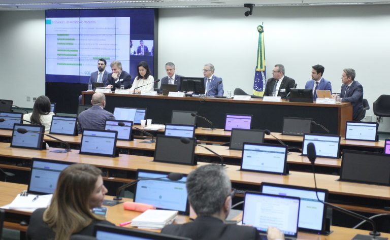 Audiência Pública - Modelo operacional do IBS e da CBS. Diretor de Assuntos Tributários da Associação Brasileira de Comércio Eletrônico - ABCOMM - Associação Brasileira de Comércio Eletrônico - ABCOMM, Guilherme Henrique Martins Santos; Presidente do Centro de Estudos das Sociedades de Advogados - CESA - Centro de Estudos das Sociedades de Advogados - CESA, Gustavo Brigagão; Diretora de Assuntos Institucionais da Associação Brasileira de Empresas de Vendas Diretas - ABEVD - Associação Brasileira de Empresas de Vendas Diretas - ABEVD, Adriana Angelozzi; Diretor de Programa da SERT-MFAZ - Diretoria de Programa da Secretaria Extraordinária da Reforma Tributária do Ministério da Fazenda, Daniel Loria; Dep. Joaquim Passarinho (PL - PA); Auditor Fiscal de Joinville-SC, representando a Confederação Nacional dos Municípios - CNM - Confederação Nacional dos Municípios - CNM, Miqueas Libório; Consultor da Associação Brasileira de Instituições de Pagamentos - ABIPAG - Associação Brasileira de Instituições de Pagamentos - ABIPAG, Paulo César Teixeira Duarte Filho; Representante da Frente Nacional de Prefeitos e Prefeitas - FNP - Frente Nacional de Prefeitos e Prefeitas - FNP, Roberto Gomes de Albuquerque Melo Junior