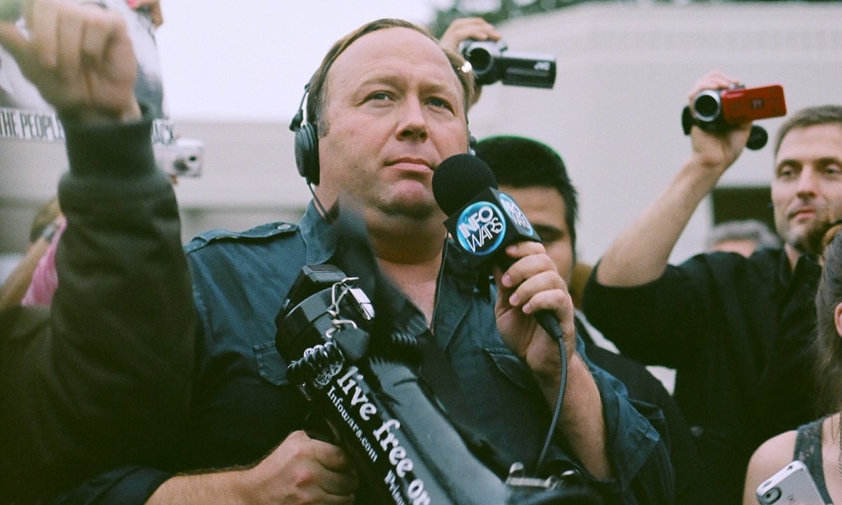 Juiz dos EUA autoriza liquidação dos bens de Alex Jones, famoso conspiracionista de extrema-direita – Mundo – CartaCapital