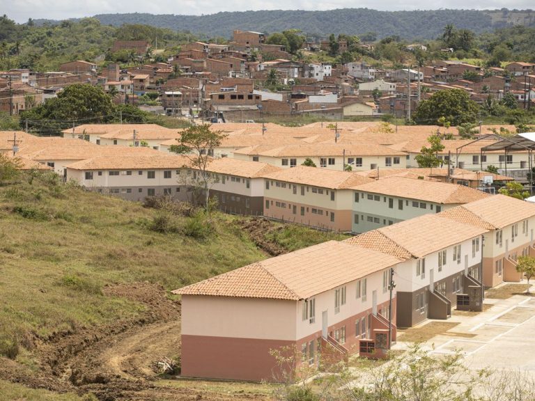 Foto de várias casas iguais