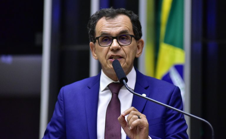 Deputado Reimont fala ao microfone