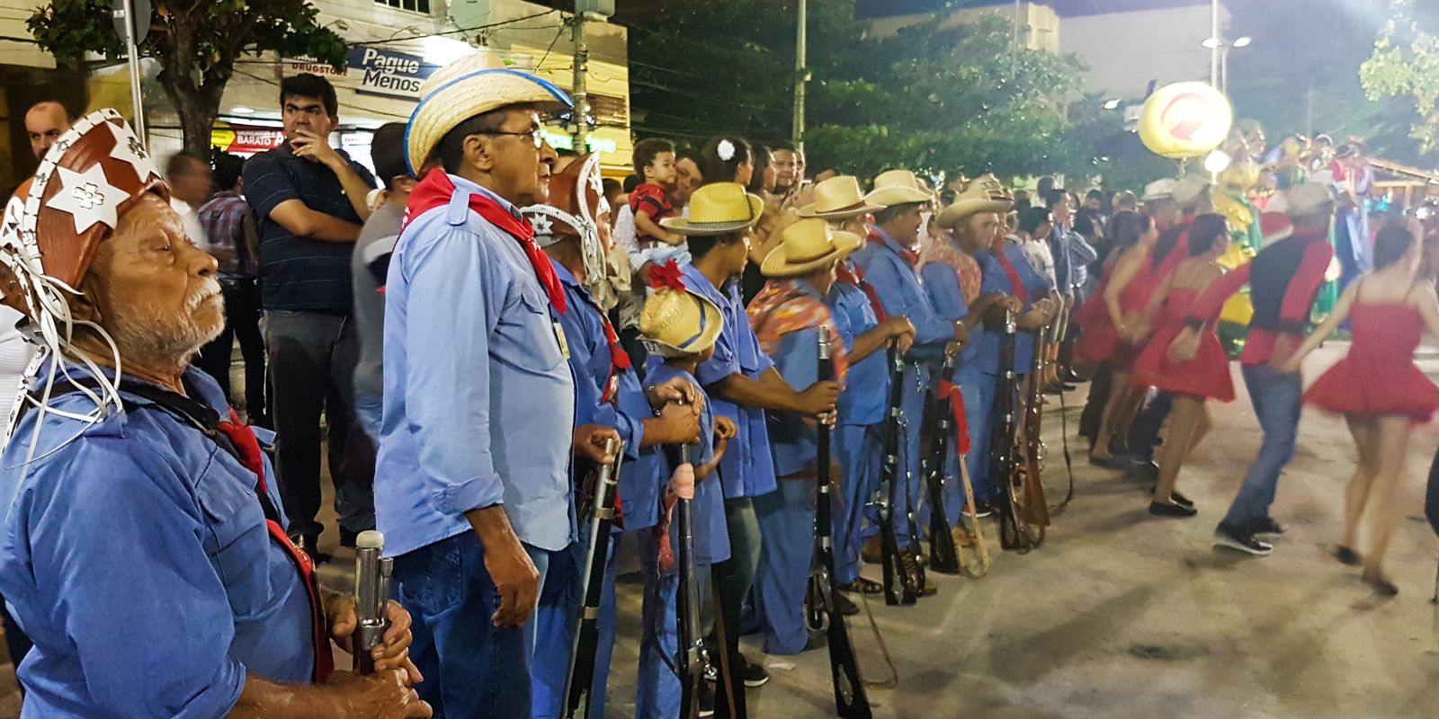 Barco de fogo, bacamarteiros: conheça folguedos da noite de São Pedro
