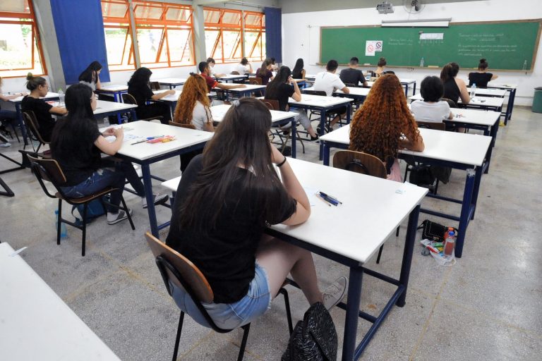 Alunos assistem aula