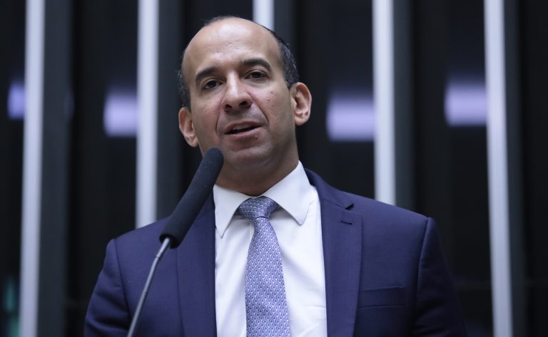 Deputado Paulo Alexandre Barbosa fala ao microfone