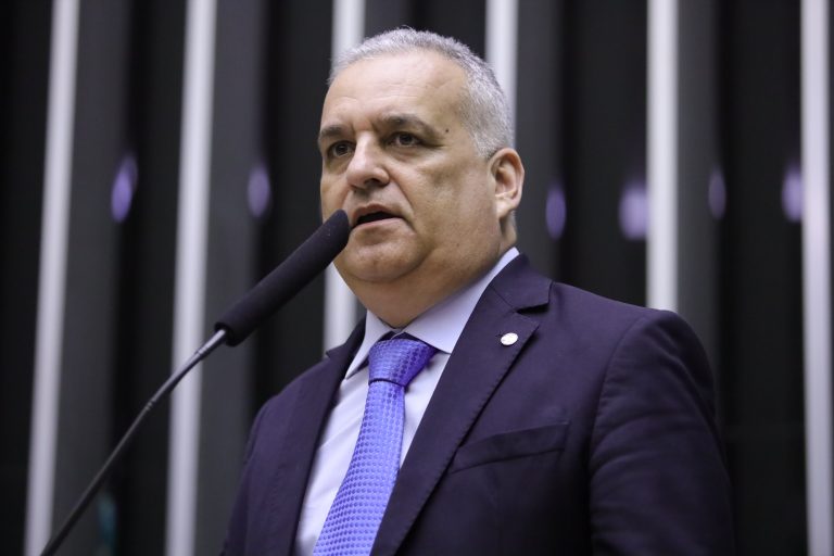 Deputado Alfredo Gaspar fala ao microfone