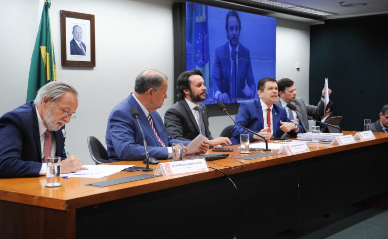 Deputados defendem nova legislação sobre cartões de crédito - Notícias