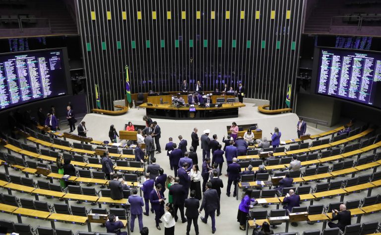 Discussão e votação de propostas.