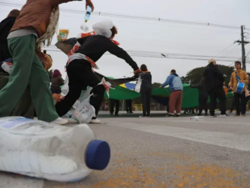 Levante Popular da Juventude faz escracho na fábrica da