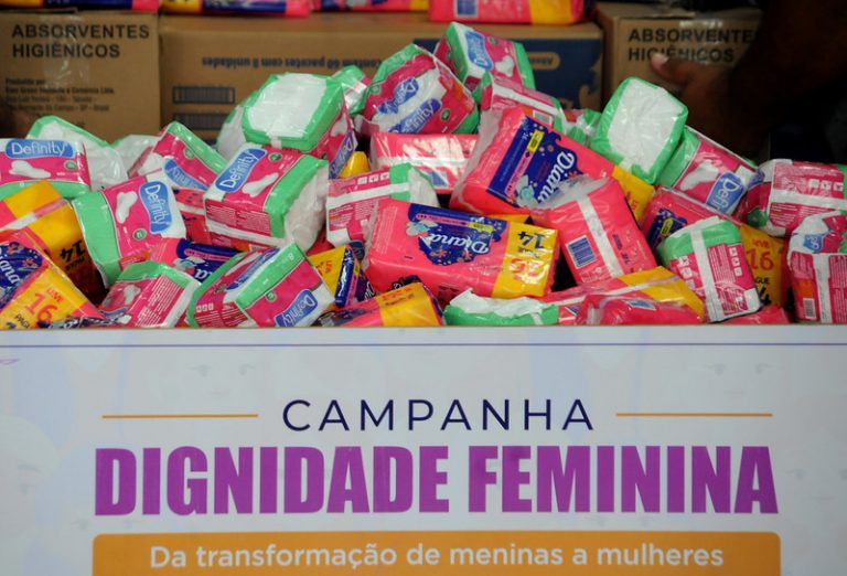 Direitos humanos - mulheres - Campanha doa 11 mil absorventes para estudantes de  escolas públicas - Iniciativa da Secretaria de justiça do DF segue arrecadando os itens para ajudar milhares de mulheres e meninas em situação de vulnerabilidade.