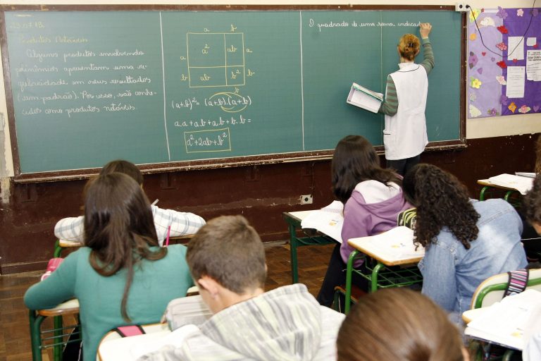 Educação - Sala de aula - professor - ensino médio - magistério