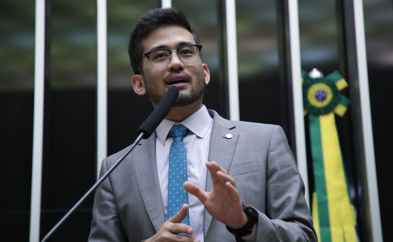 Deputado Kim Kataguiri fala ao microfone