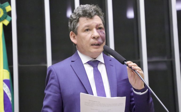 Deputado Reginaldo Lopes fala ao microfone